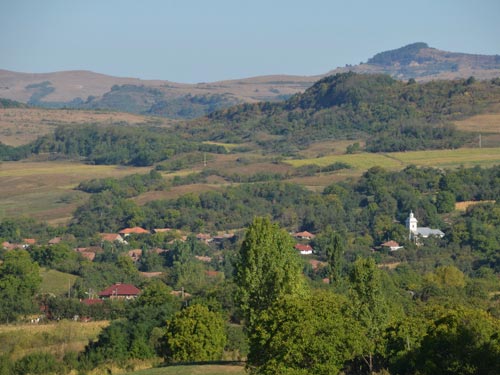 Foto Cernuc, dealurile Garbou (c) Lucian Petru Goja